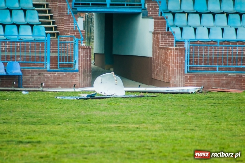 Zdjęcie w galerii na portalu naszraciborz.pl: Wiatr napędził kłopotów piłkarskiej Unii. Nie ubezpieczyła stadionu wiadomości z regionu