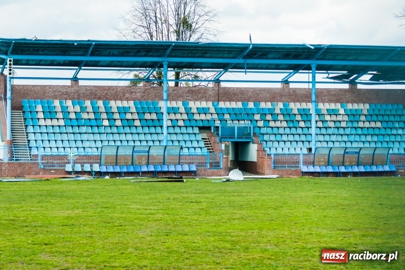 Zdjęcie w galerii na portalu naszraciborz.pl: Wiatr napędził kłopotów piłkarskiej Unii. Nie ubezpieczyła stadionu wiadomości z regionu
