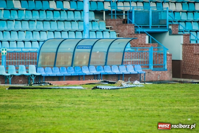 Zdjęcie w galerii na portalu naszraciborz.pl: Wiatr napędził kłopotów piłkarskiej Unii. Nie ubezpieczyła stadionu wiadomości z regionu