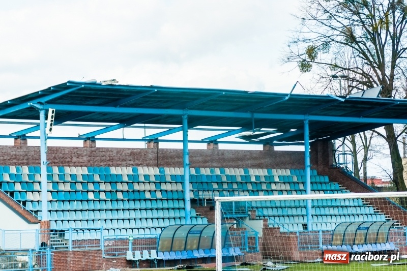 Zdjęcie w galerii na portalu naszraciborz.pl: Wiatr napędził kłopotów piłkarskiej Unii. Nie ubezpieczyła stadionu wiadomości z regionu
