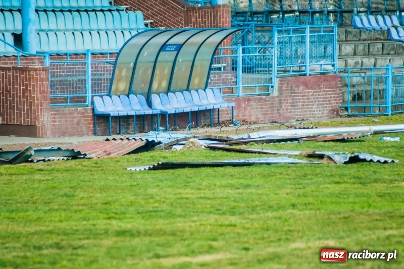 Zdjęcie w galerii na portalu naszraciborz.pl: Wiatr napędził kłopotów piłkarskiej Unii. Nie ubezpieczyła stadionu wiadomości z regionu