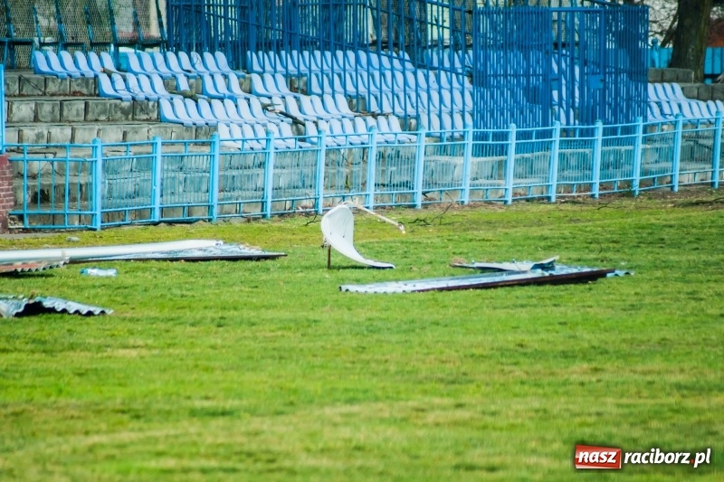 Zdjęcie w galerii na portalu naszraciborz.pl: Wiatr napędził kłopotów piłkarskiej Unii. Nie ubezpieczyła stadionu wiadomości z regionu