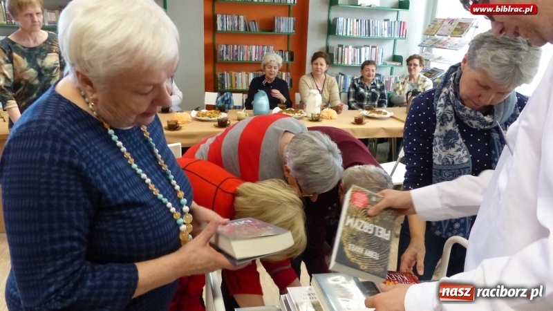 Zdjęcie w galerii na portalu naszraciborz.pl: Dzień Kobiet z książką? Tak świętowano w raciborskiej bibliotece! wiadomości z regionu