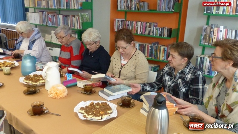 Zdjęcie w galerii na portalu naszraciborz.pl: Dzień Kobiet z książką? Tak świętowano w raciborskiej bibliotece! wiadomości z regionu