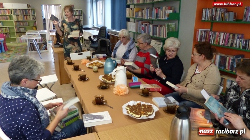 Zdjęcie w galerii na portalu naszraciborz.pl: Dzień Kobiet z książką? Tak świętowano w raciborskiej bibliotece! wiadomości z regionu