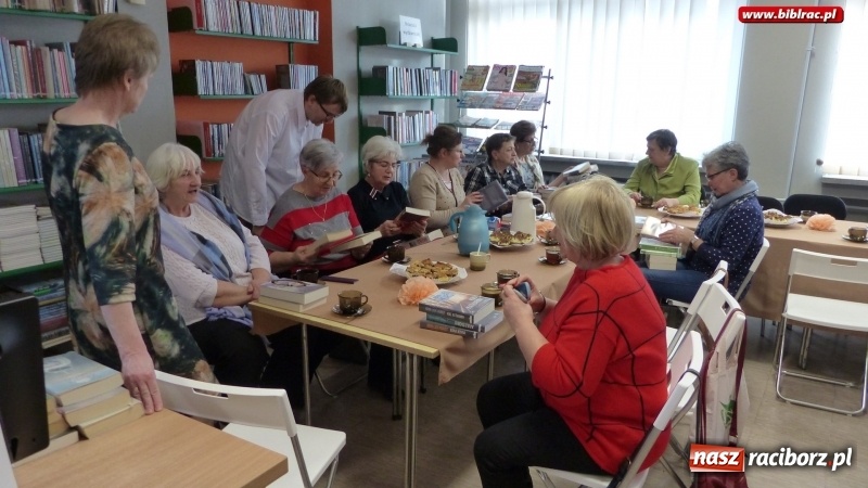 Zdjęcie w galerii na portalu naszraciborz.pl: Dzień Kobiet z książką? Tak świętowano w raciborskiej bibliotece! wiadomości z regionu