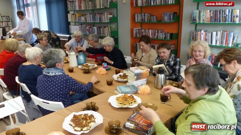 Zdjęcie w galerii na portalu naszraciborz.pl: Dzień Kobiet z książką? Tak świętowano w raciborskiej bibliotece! wiadomości z regionu