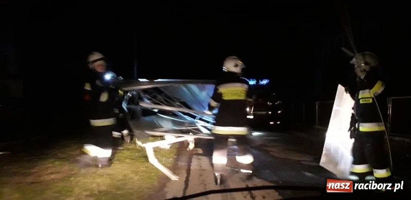 Zdjęcie w galerii na portalu naszraciborz.pl: W Pietrowicach Wielkich wichura przewróciła przydrożny krzyż wiadomości z regionu