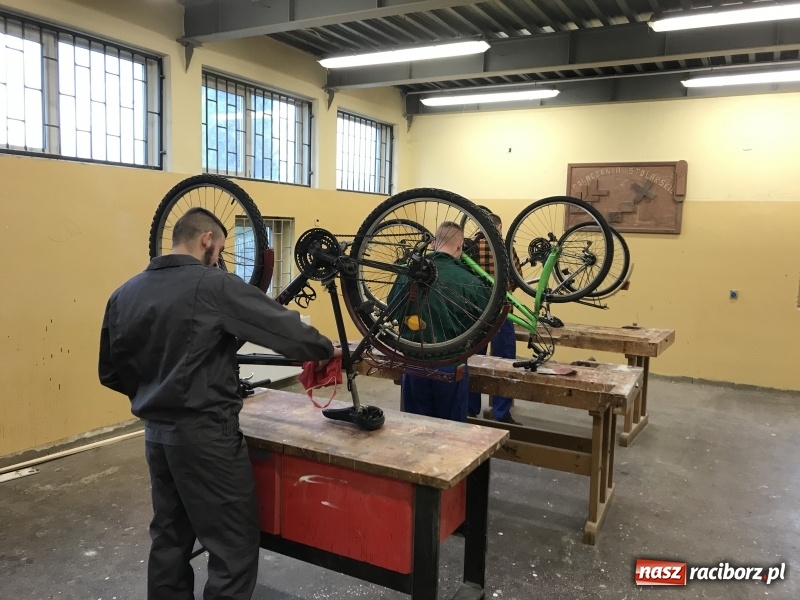 Zdjęcie w galerii na portalu naszraciborz.pl: Drugie życie jednośladów. Ciekawy program w raciborskim poprawczaku wiadomości z regionu