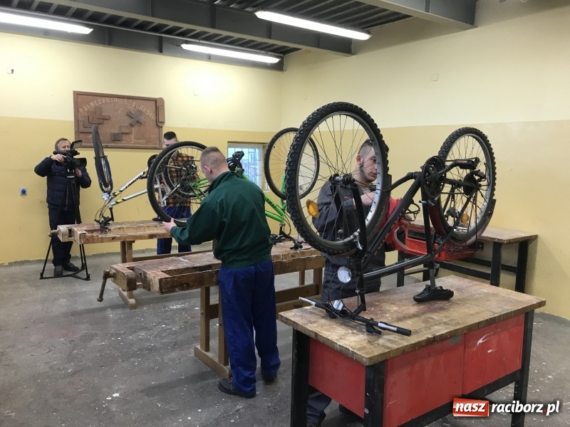 Zdjęcie w galerii na portalu naszraciborz.pl: Drugie życie jednośladów. Ciekawy program w raciborskim poprawczaku wiadomości z regionu