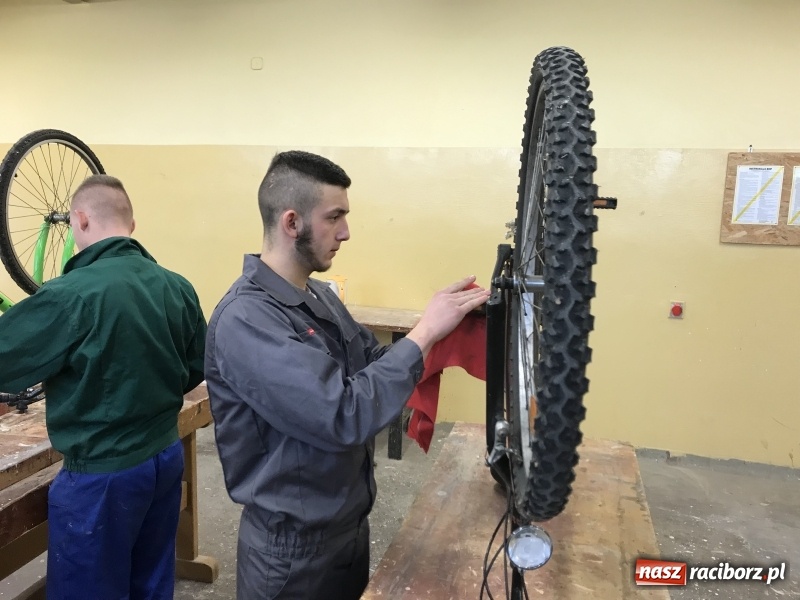 Zdjęcie w galerii na portalu naszraciborz.pl: Drugie życie jednośladów. Ciekawy program w raciborskim poprawczaku wiadomości z regionu