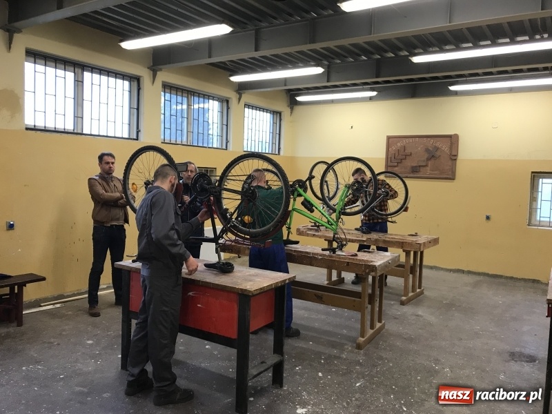 Zdjęcie w galerii na portalu naszraciborz.pl: Drugie życie jednośladów. Ciekawy program w raciborskim poprawczaku wiadomości z regionu