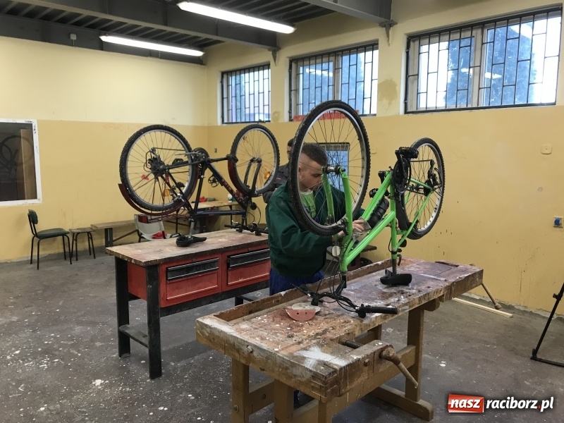 Zdjęcie w galerii na portalu naszraciborz.pl: Drugie życie jednośladów. Ciekawy program w raciborskim poprawczaku wiadomości z regionu