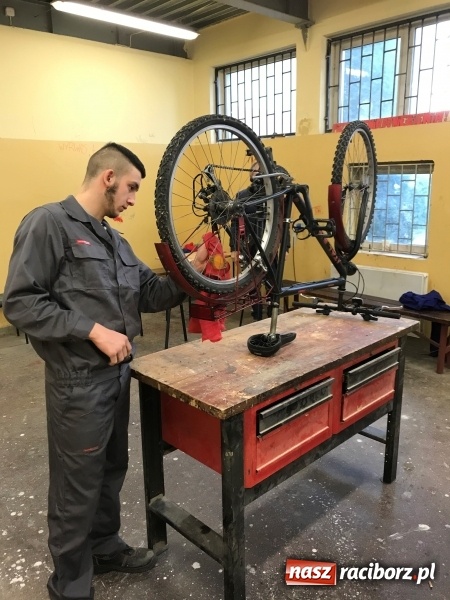 Zdjęcie w galerii na portalu naszraciborz.pl: Drugie życie jednośladów. Ciekawy program w raciborskim poprawczaku wiadomości z regionu