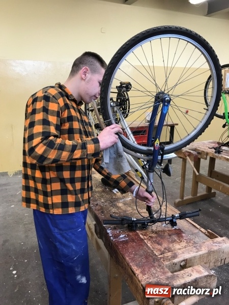 Zdjęcie w galerii na portalu naszraciborz.pl: Drugie życie jednośladów. Ciekawy program w raciborskim poprawczaku wiadomości z regionu