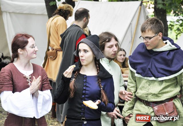 Zdjęcie w galerii na portalu naszraciborz.pl: Rycerze zapraszają pod zamek wiadomości z regionu