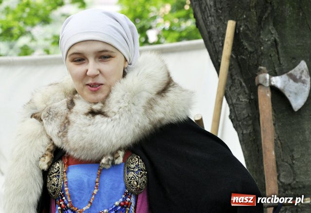 Zdjęcie w galerii na portalu naszraciborz.pl: Rycerze zapraszają pod zamek wiadomości z regionu