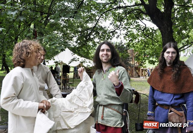 Zdjęcie w galerii na portalu naszraciborz.pl: Rycerze zapraszają pod zamek wiadomości z regionu