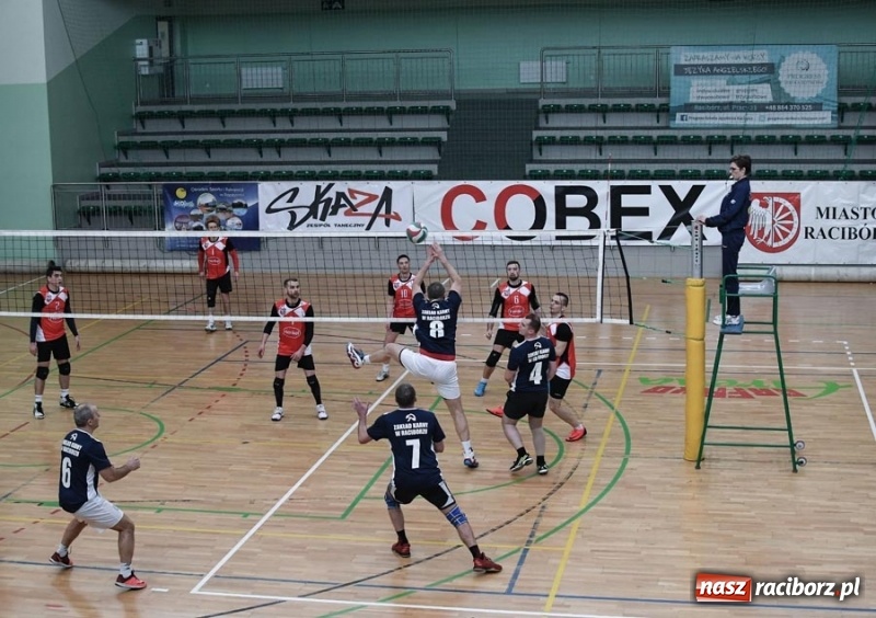 Zdjęcie w galerii na portalu naszraciborz.pl: Najlepsze akcje pod siatką IX Turnieju Zakładów Pracy w obiektywie Stanisława Borowika wiadomości z regionu