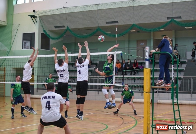Zdjęcie w galerii na portalu naszraciborz.pl: Najlepsze akcje pod siatką IX Turnieju Zakładów Pracy w obiektywie Stanisława Borowika wiadomości z regionu