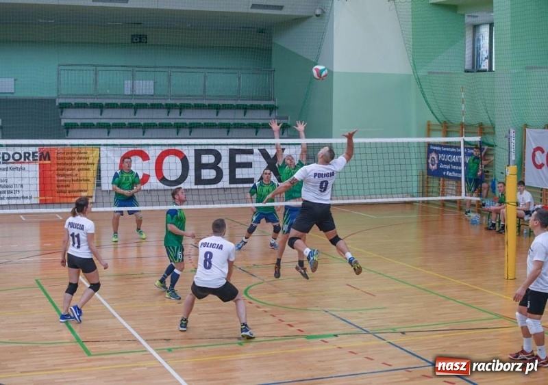 Zdjęcie w galerii na portalu naszraciborz.pl: Najlepsze akcje pod siatką IX Turnieju Zakładów Pracy w obiektywie Stanisława Borowika wiadomości z regionu