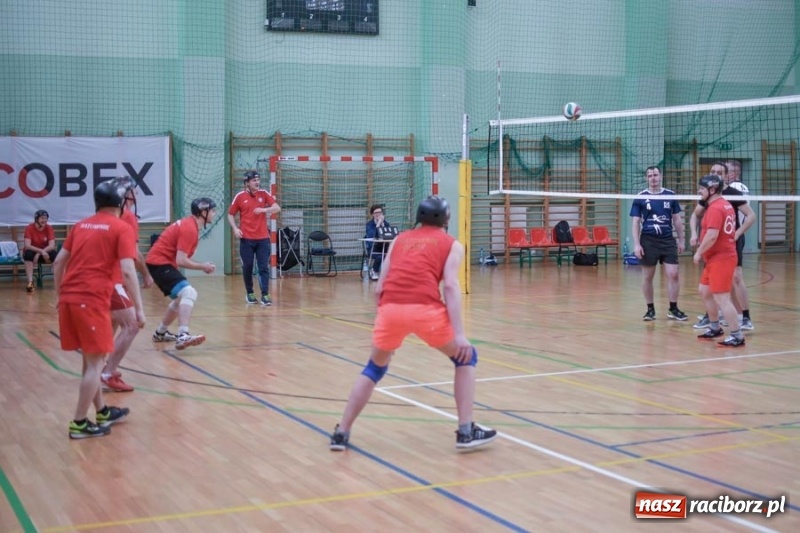 Zdjęcie w galerii na portalu naszraciborz.pl: Najlepsze akcje pod siatką IX Turnieju Zakładów Pracy w obiektywie Stanisława Borowika wiadomości z regionu