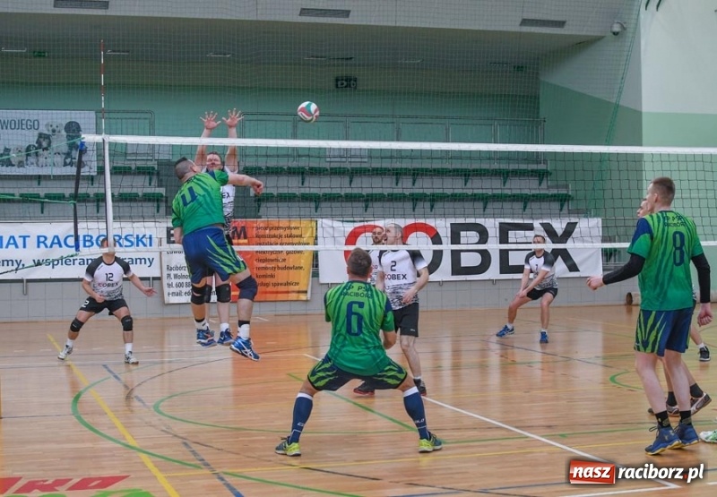 Zdjęcie w galerii na portalu naszraciborz.pl: Najlepsze akcje pod siatką IX Turnieju Zakładów Pracy w obiektywie Stanisława Borowika wiadomości z regionu