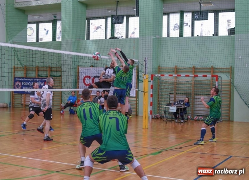 Zdjęcie w galerii na portalu naszraciborz.pl: Najlepsze akcje pod siatką IX Turnieju Zakładów Pracy w obiektywie Stanisława Borowika wiadomości z regionu