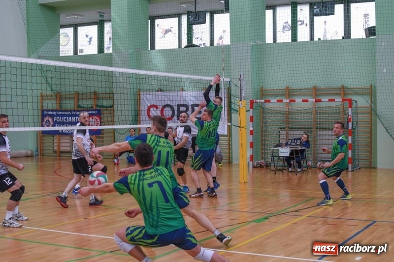Zdjęcie w galerii na portalu naszraciborz.pl: Najlepsze akcje pod siatką IX Turnieju Zakładów Pracy w obiektywie Stanisława Borowika wiadomości z regionu