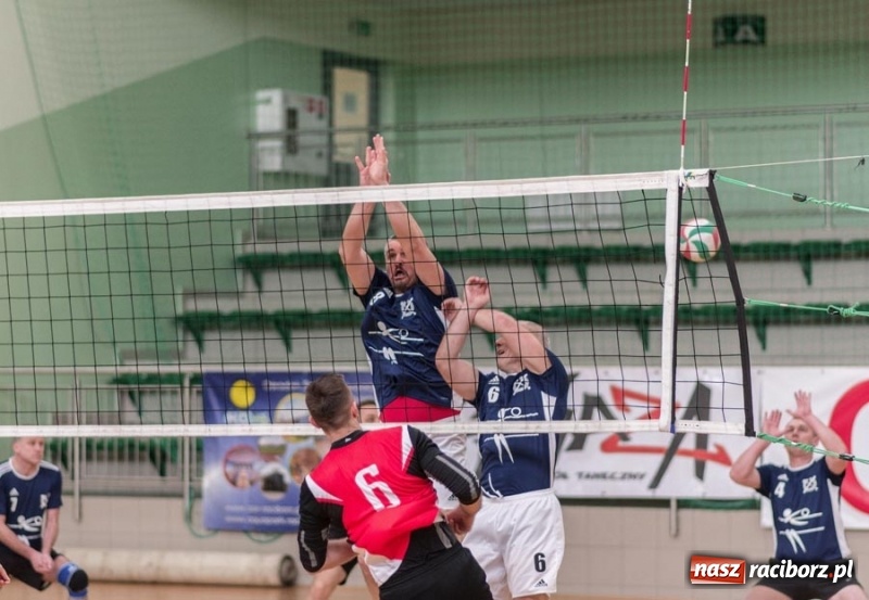 Zdjęcie w galerii na portalu naszraciborz.pl: Najlepsze akcje pod siatką IX Turnieju Zakładów Pracy w obiektywie Stanisława Borowika wiadomości z regionu