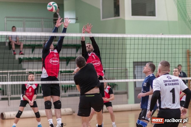 Zdjęcie w galerii na portalu naszraciborz.pl: Najlepsze akcje pod siatką IX Turnieju Zakładów Pracy w obiektywie Stanisława Borowika wiadomości z regionu