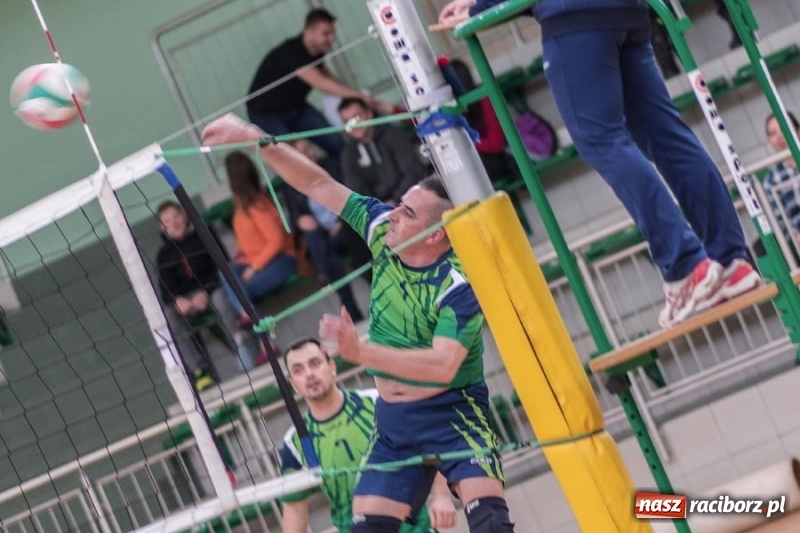 Zdjęcie w galerii na portalu naszraciborz.pl: Najlepsze akcje pod siatką IX Turnieju Zakładów Pracy w obiektywie Stanisława Borowika wiadomości z regionu