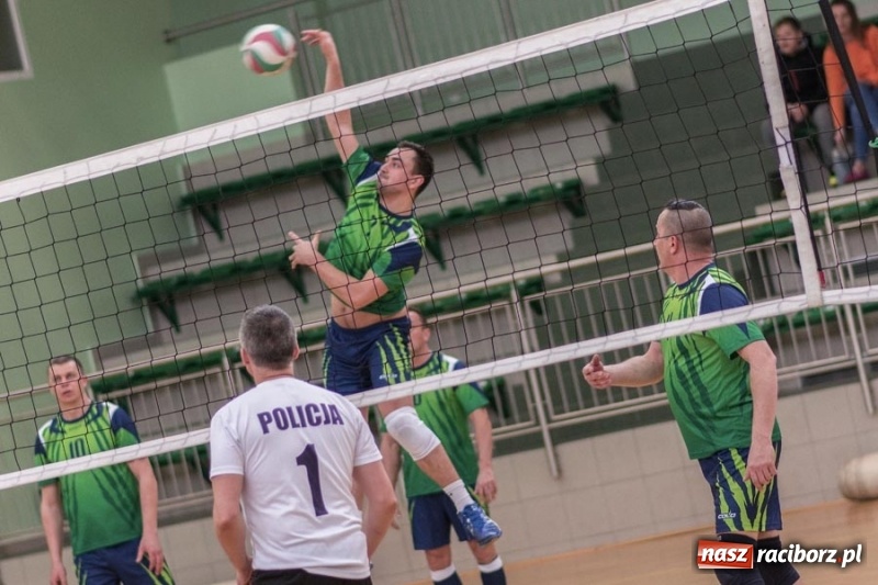 Zdjęcie w galerii na portalu naszraciborz.pl: Najlepsze akcje pod siatką IX Turnieju Zakładów Pracy w obiektywie Stanisława Borowika wiadomości z regionu