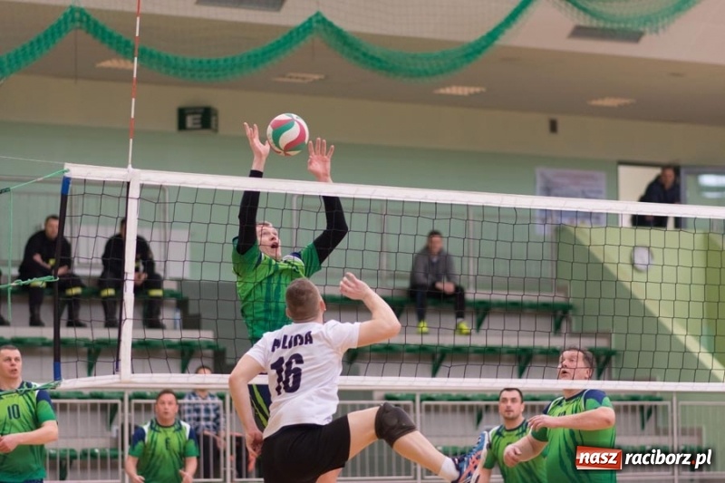 Zdjęcie w galerii na portalu naszraciborz.pl: Najlepsze akcje pod siatką IX Turnieju Zakładów Pracy w obiektywie Stanisława Borowika wiadomości z regionu