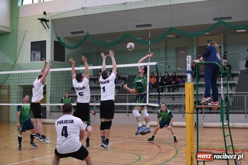 Zdjęcie w galerii na portalu naszraciborz.pl: Najlepsze akcje pod siatką IX Turnieju Zakładów Pracy w obiektywie Stanisława Borowika wiadomości z regionu