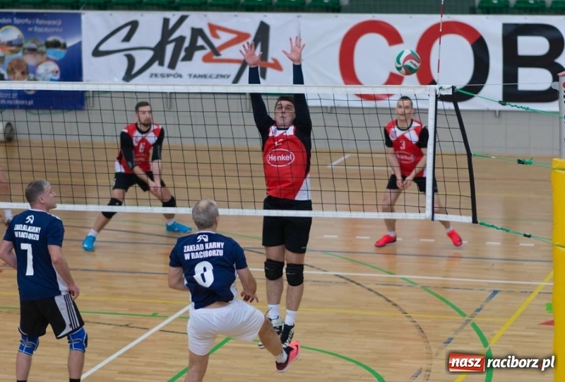 Zdjęcie w galerii na portalu naszraciborz.pl: Najlepsze akcje pod siatką IX Turnieju Zakładów Pracy w obiektywie Stanisława Borowika wiadomości z regionu