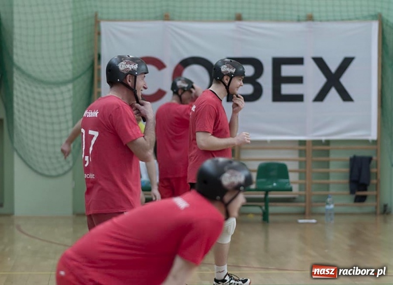 Zdjęcie w galerii na portalu naszraciborz.pl: Najlepsze akcje pod siatką IX Turnieju Zakładów Pracy w obiektywie Stanisława Borowika wiadomości z regionu