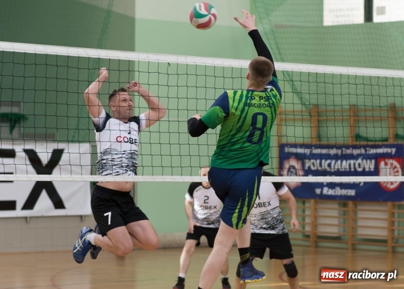 Zdjęcie w galerii na portalu naszraciborz.pl: Najlepsze akcje pod siatką IX Turnieju Zakładów Pracy w obiektywie Stanisława Borowika wiadomości z regionu
