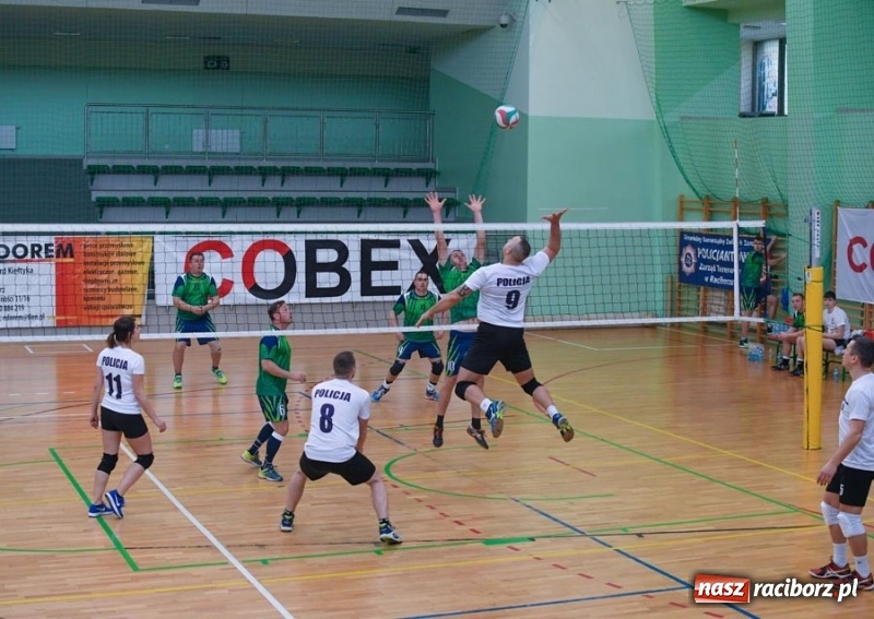 Zdjęcie w galerii na portalu naszraciborz.pl: Najlepsze akcje pod siatką IX Turnieju Zakładów Pracy w obiektywie Stanisława Borowika wiadomości z regionu