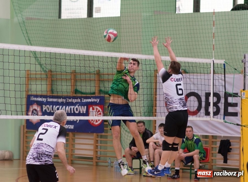 Zdjęcie w galerii na portalu naszraciborz.pl: Najlepsze akcje pod siatką IX Turnieju Zakładów Pracy w obiektywie Stanisława Borowika wiadomości z regionu