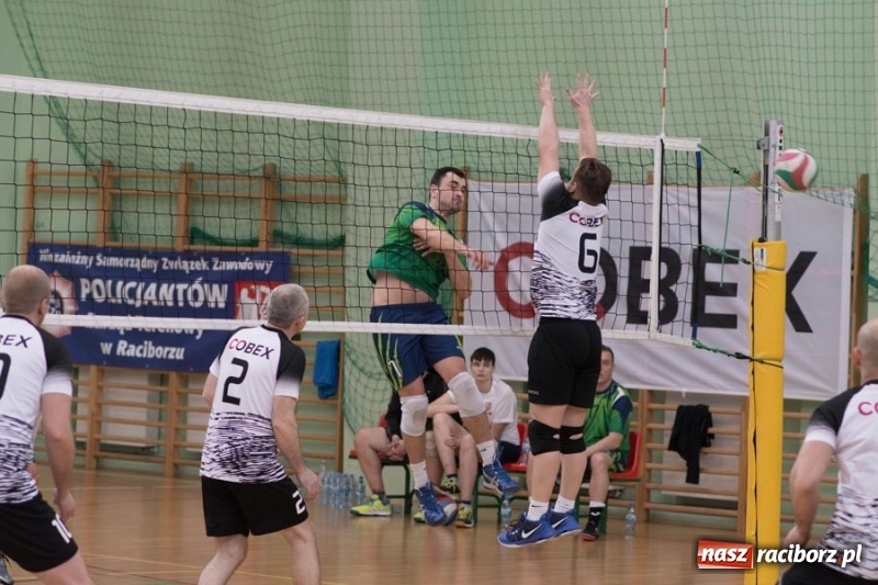Zdjęcie w galerii na portalu naszraciborz.pl: Najlepsze akcje pod siatką IX Turnieju Zakładów Pracy w obiektywie Stanisława Borowika wiadomości z regionu