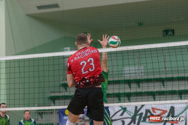 Zdjęcie w galerii na portalu naszraciborz.pl: Najlepsze akcje pod siatką IX Turnieju Zakładów Pracy w obiektywie Stanisława Borowika wiadomości z regionu