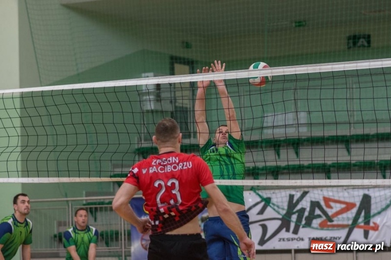 Zdjęcie w galerii na portalu naszraciborz.pl: Najlepsze akcje pod siatką IX Turnieju Zakładów Pracy w obiektywie Stanisława Borowika wiadomości z regionu