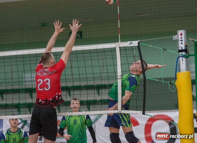 Zdjęcie w galerii na portalu naszraciborz.pl: Najlepsze akcje pod siatką IX Turnieju Zakładów Pracy w obiektywie Stanisława Borowika wiadomości z regionu