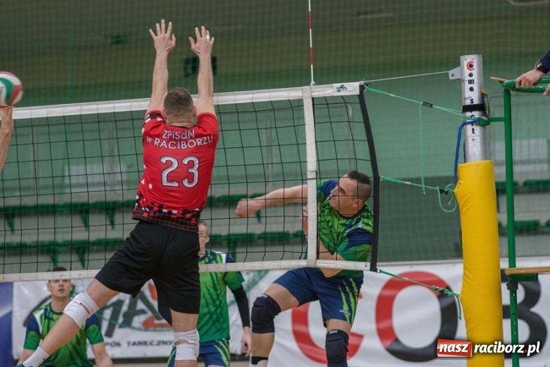 Zdjęcie w galerii na portalu naszraciborz.pl: Najlepsze akcje pod siatką IX Turnieju Zakładów Pracy w obiektywie Stanisława Borowika wiadomości z regionu