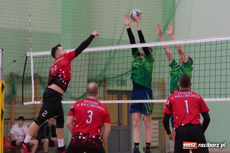 Zdjęcie w galerii na portalu naszraciborz.pl: Najlepsze akcje pod siatką IX Turnieju Zakładów Pracy w obiektywie Stanisława Borowika wiadomości z regionu