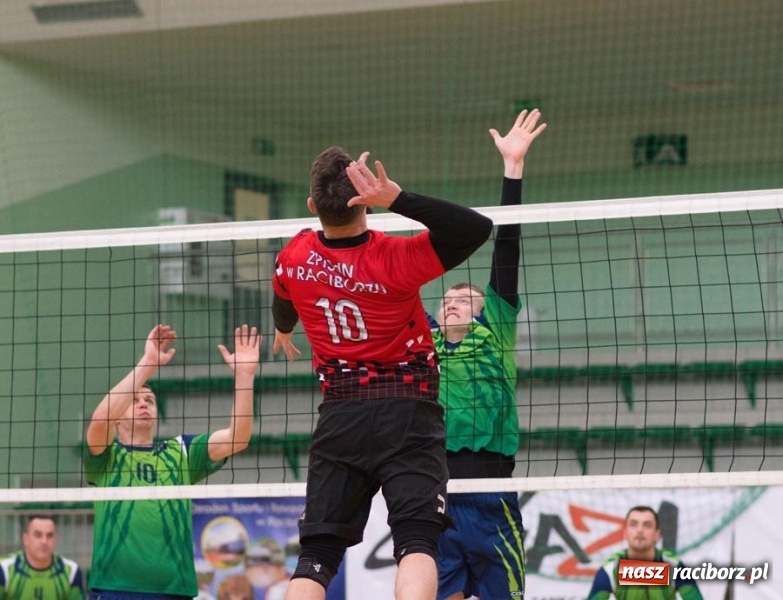 Zdjęcie w galerii na portalu naszraciborz.pl: Najlepsze akcje pod siatką IX Turnieju Zakładów Pracy w obiektywie Stanisława Borowika wiadomości z regionu