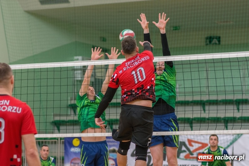 Zdjęcie w galerii na portalu naszraciborz.pl: Najlepsze akcje pod siatką IX Turnieju Zakładów Pracy w obiektywie Stanisława Borowika wiadomości z regionu