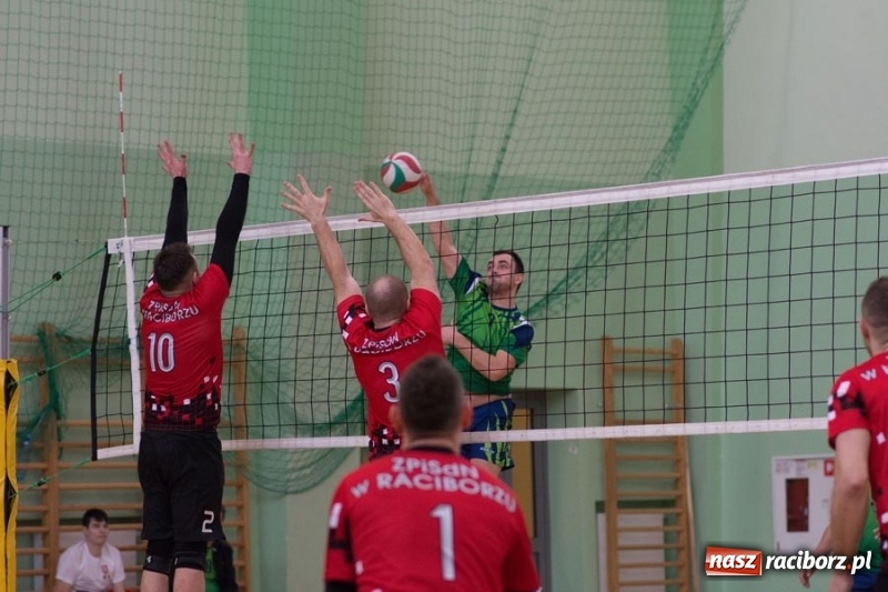 Zdjęcie w galerii na portalu naszraciborz.pl: Najlepsze akcje pod siatką IX Turnieju Zakładów Pracy w obiektywie Stanisława Borowika wiadomości z regionu