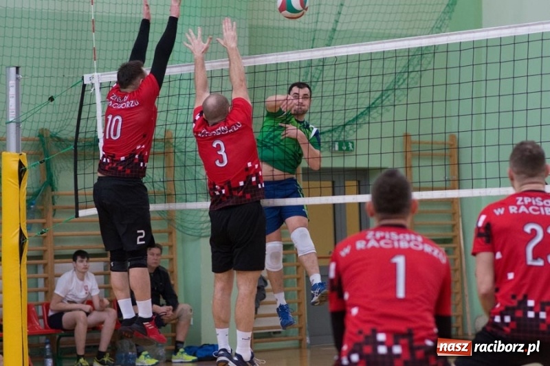 Zdjęcie w galerii na portalu naszraciborz.pl: Najlepsze akcje pod siatką IX Turnieju Zakładów Pracy w obiektywie Stanisława Borowika wiadomości z regionu